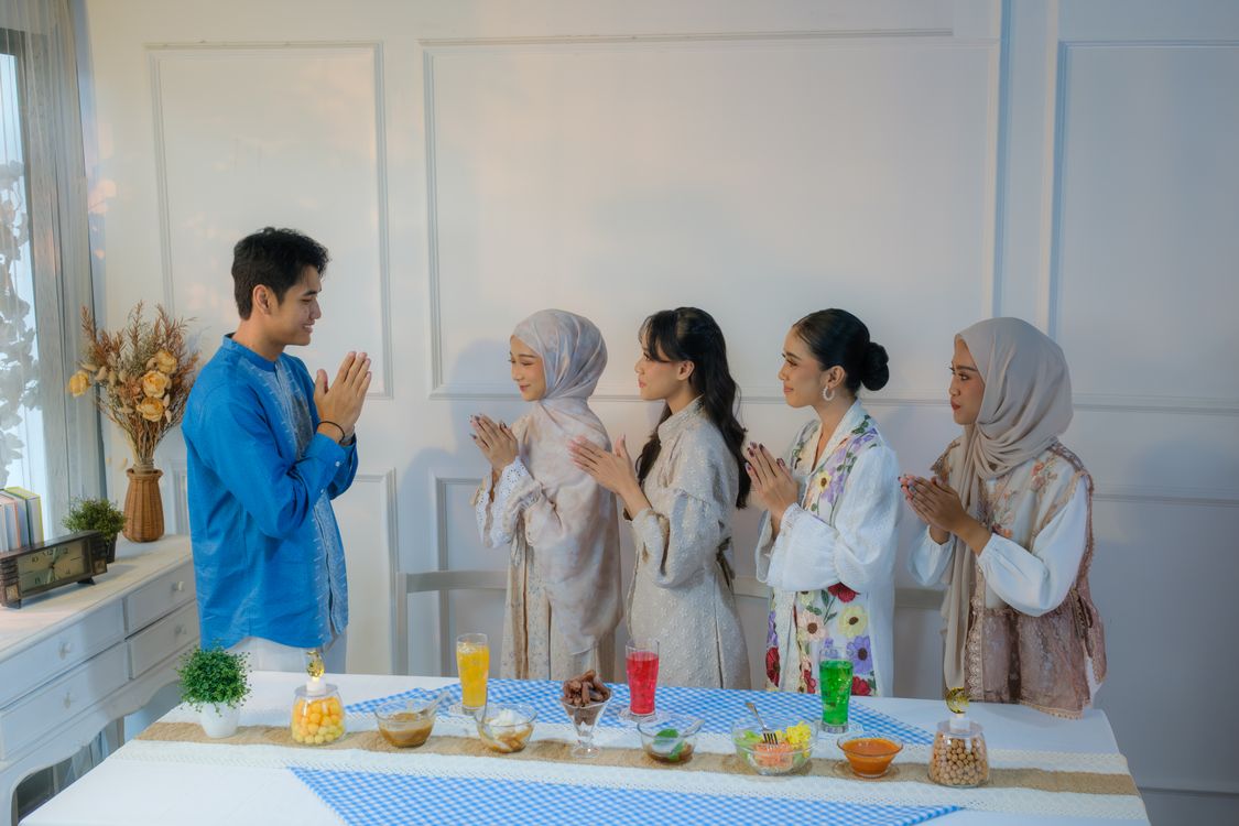 Keluarga bersungkem pada pagi Lebaran