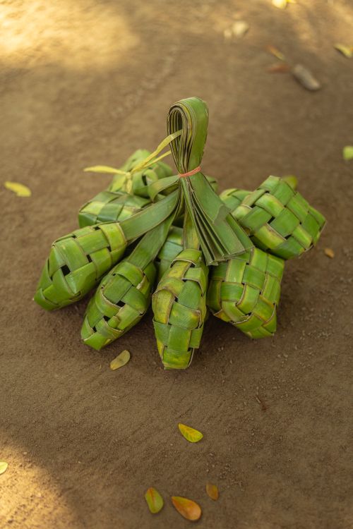 Ketupat yang dianyam dari daun kelapa