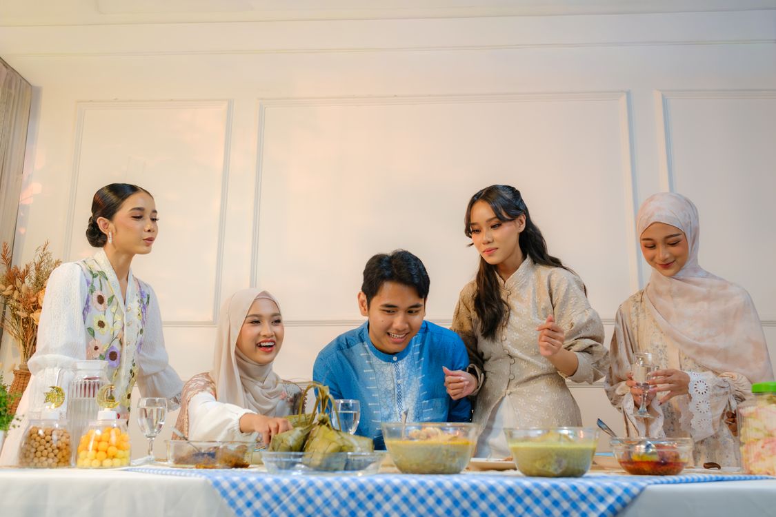 Keluarga berkumpul di meja Lebaran